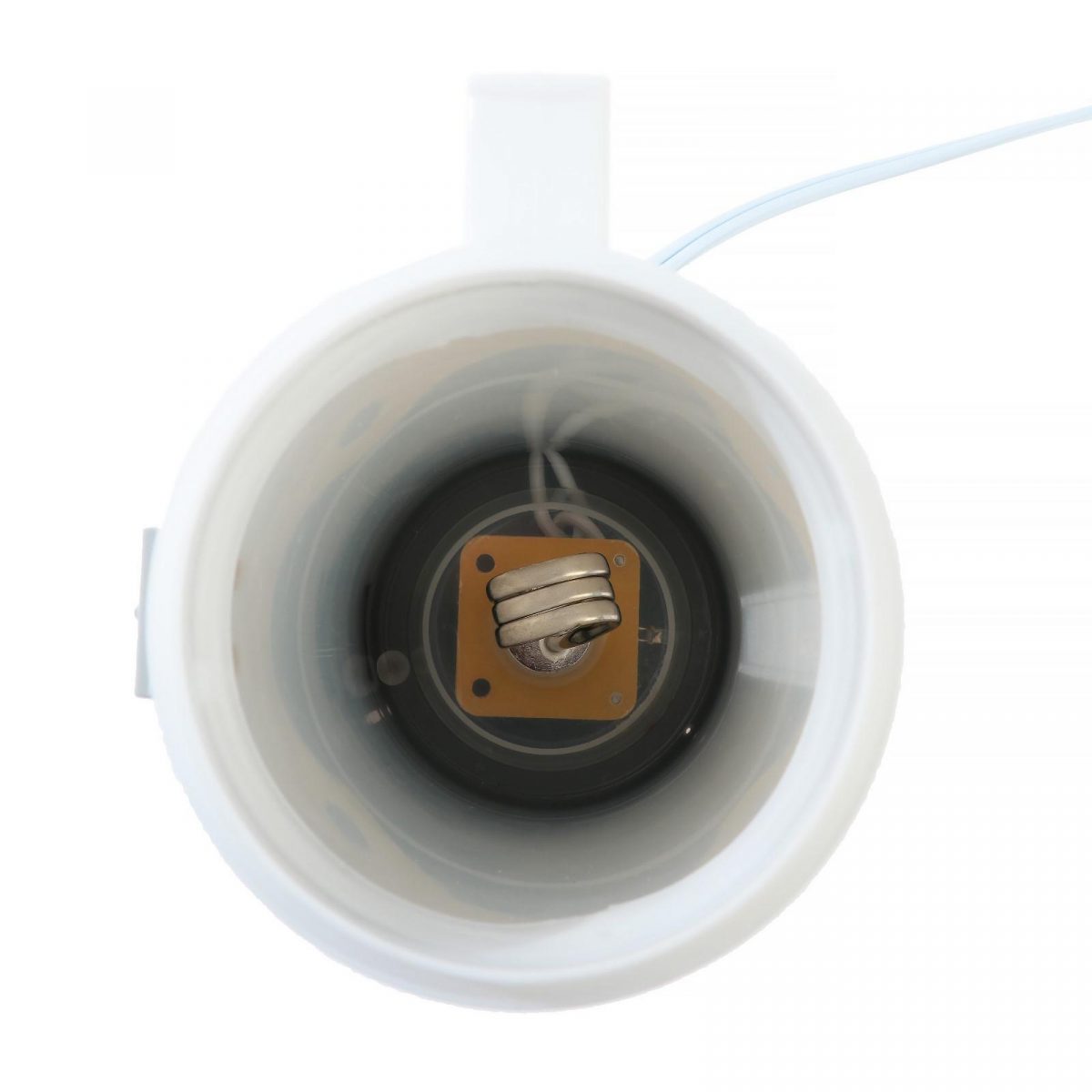 Внутренний механизм электрического нагревательного устройства с термостойкой конструкцией Электрическое устройство с белым цилиндрическим корпусом, нагревательной спиралью и термостойкой платформой внутри