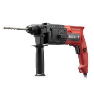 Красно-чёрный электрический перфоратор с установленным сверлом и вспомогательной боковой рукояткой