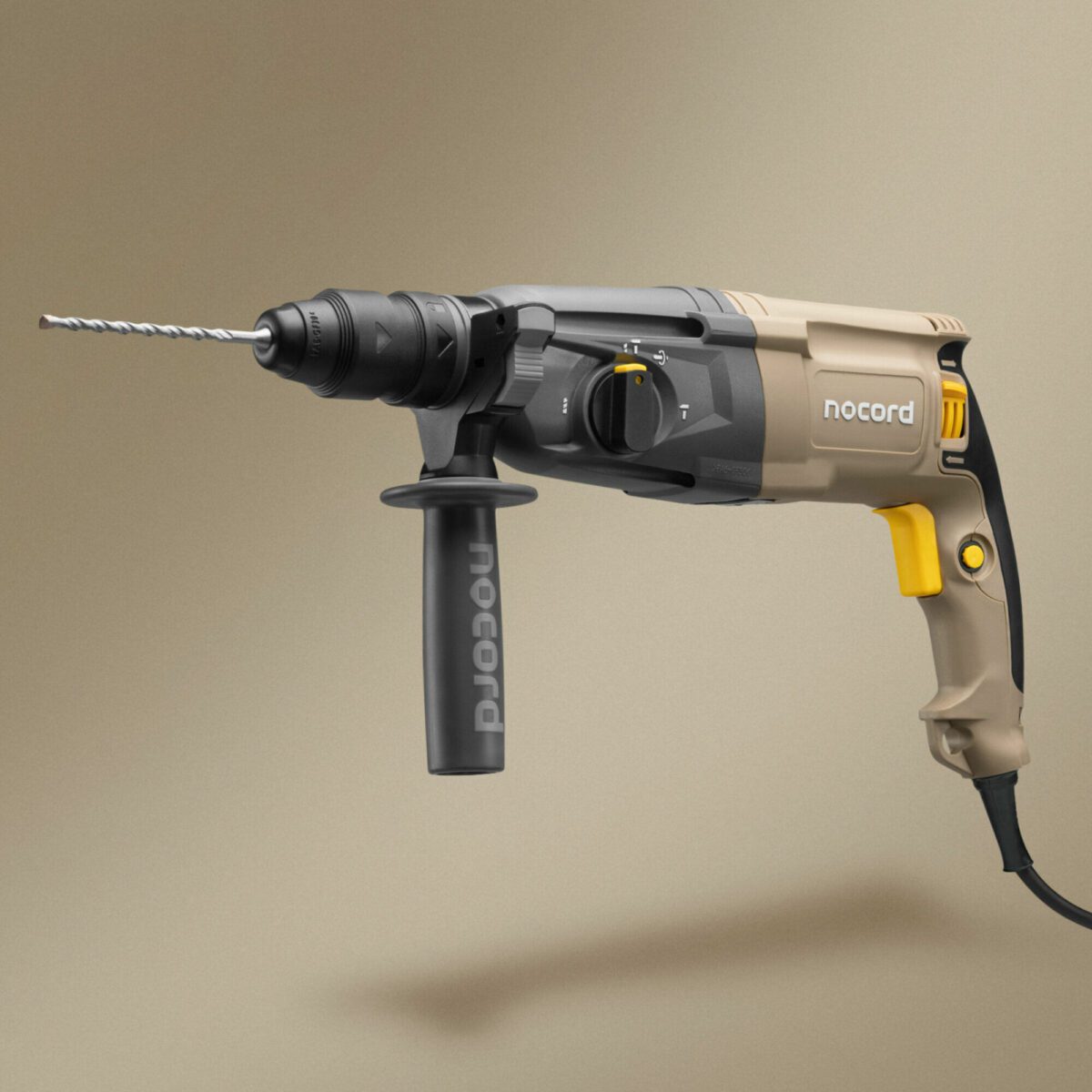 Электрический перфоратор с черной эргономичной рукояткой, круговым переключателем режимов и установленным сверлом