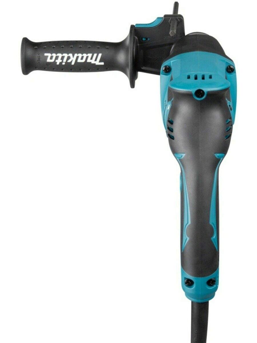 Ручной электроинструмент Makita в чёрно-синем корпусе с эргономичной рукояткой и проводным подключением