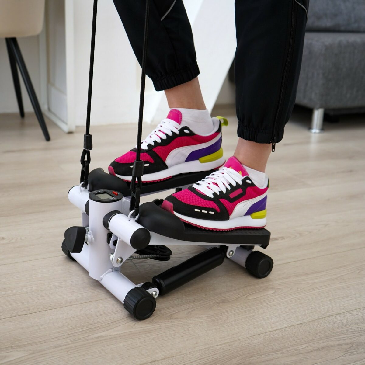 Компактный механический мини степпер с эспандерами для кардиотренировок дома Министеппер для кардио и укрепления ягодиц с эспандерами на деревянном полу