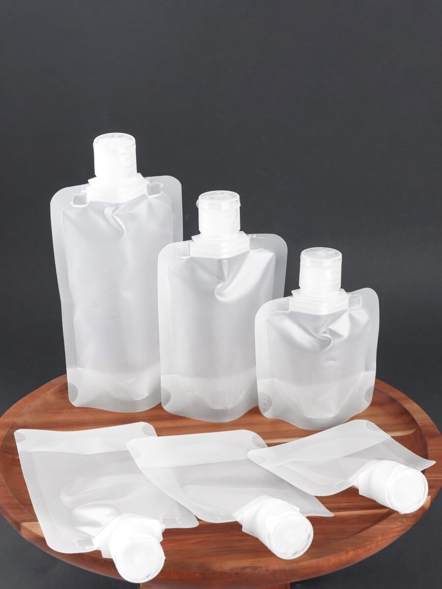 Набор прозрачных контейнеров для хранения косметики и жидкостей с белыми крышками Набор из 6 прозрачных контейнеров с белыми крышками для хранения жидкостей и кремов, выполненных из гибкого пластика