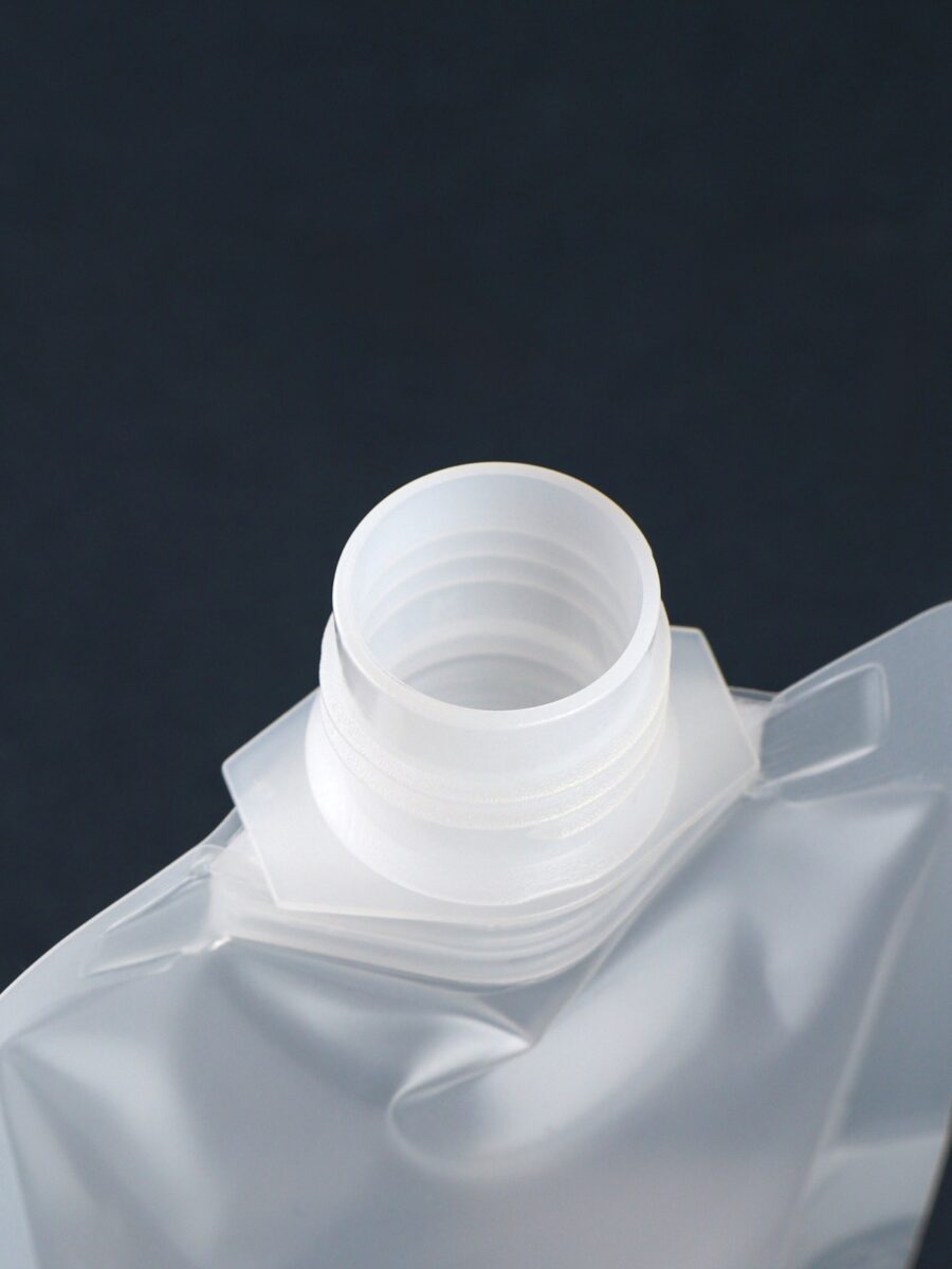 Прозрачный пластиковый контейнер с резьбовой горловиной для хранения жидкостей Пластиковый органайзер с матовой полупрозрачной структурой и резьбовой горловиной