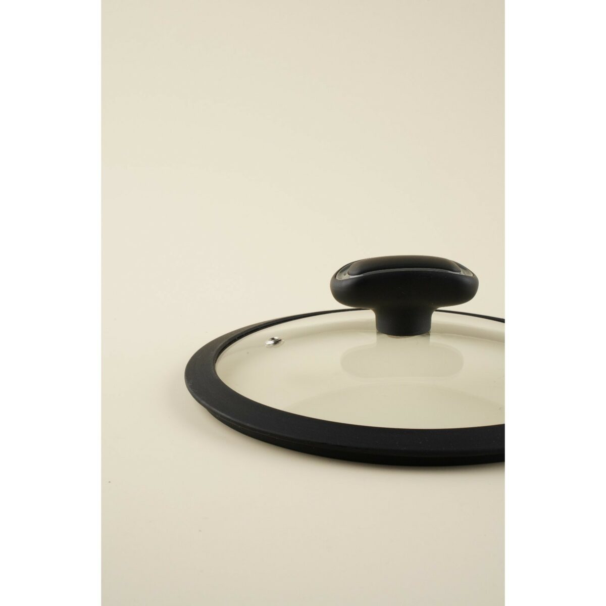 Крышка для сковороды 22 см стеклянная с силиконовым ободком и пароотводом Универсальная стеклянная крышка для сковороды 22 см с черным силиконовым ободком и удобной ручкой