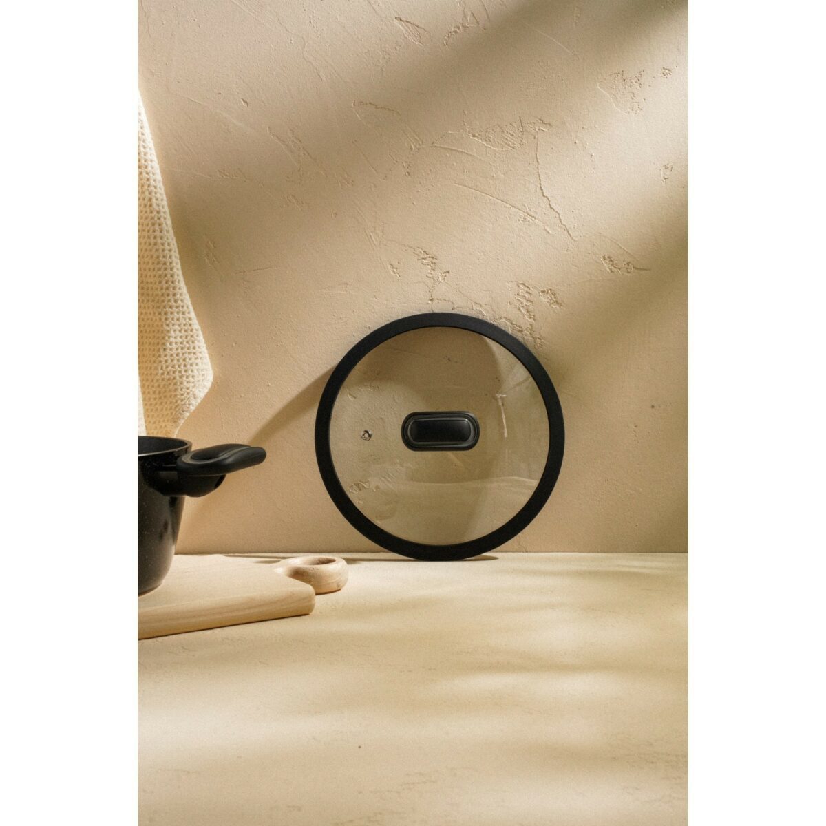 Стеклянная круглая крышка для сковороды 22 см с силиконовым ободком — универсальное решение Стеклянная крышка для сковороды 22 см с силиконовым ободком, минималистичный дизайн, прозрачное стекло и черный ободок