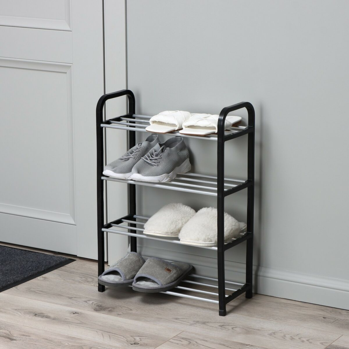 4-ярусная металлическая полка для обуви чёрного цвета — компактное решение для прихожей Напольная узкая 4-ярусная металлическая полка для обуви чёрного цвета у стены в прихожей