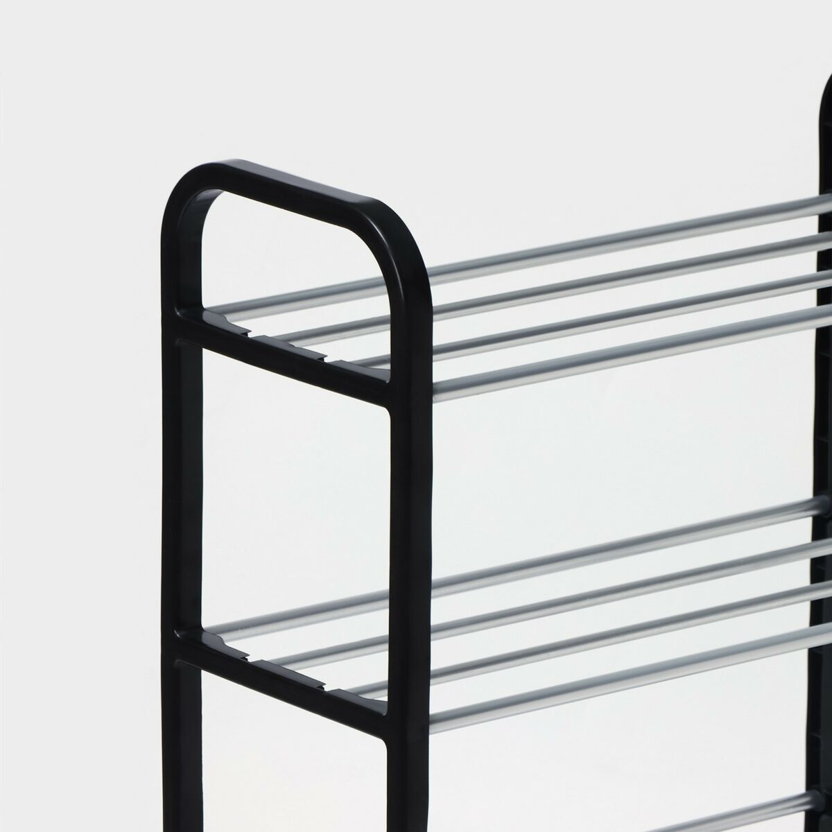 4-ярусная металлическая напольная полка для обуви в минималистичном дизайне Узкая металлическая напольная полка для обуви с четырьмя ярусами и чёрными пластиковыми стойками