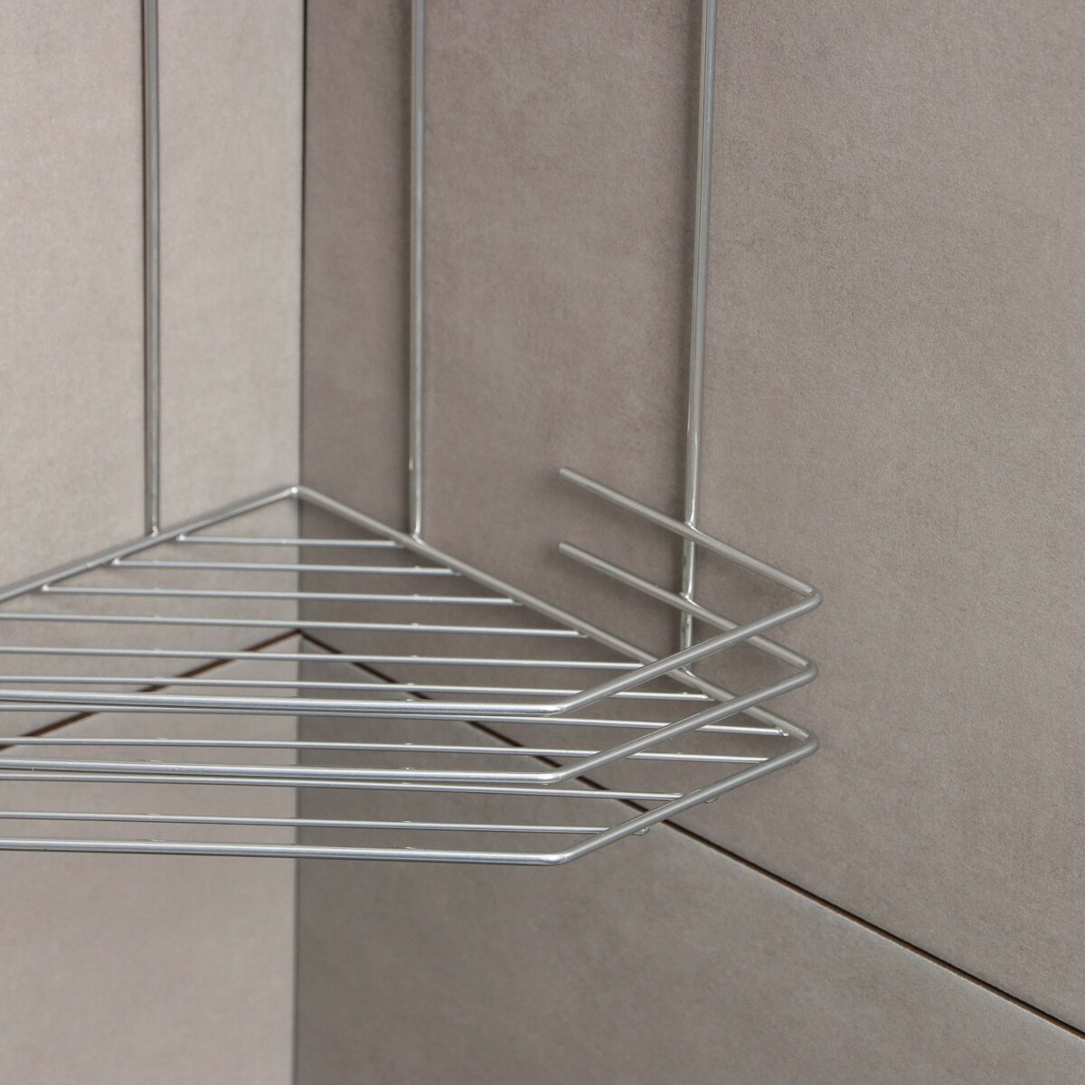 Угловая настенная металлическая полка для ванной из хромированной стали, 2 уровня, 20 см Угловая настенная полка для ванной комнаты с двумя уровнями, выполненная из хромированной нержавеющей стали, подходит для хранения аксессуаров