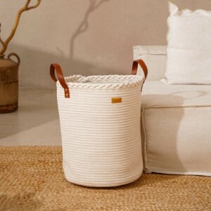 Круглая тканевая корзина для белья из натурального хлопка с плетеной структурой, бело-бежевого цвета, с коричневыми ручками. Размер 35×40 см