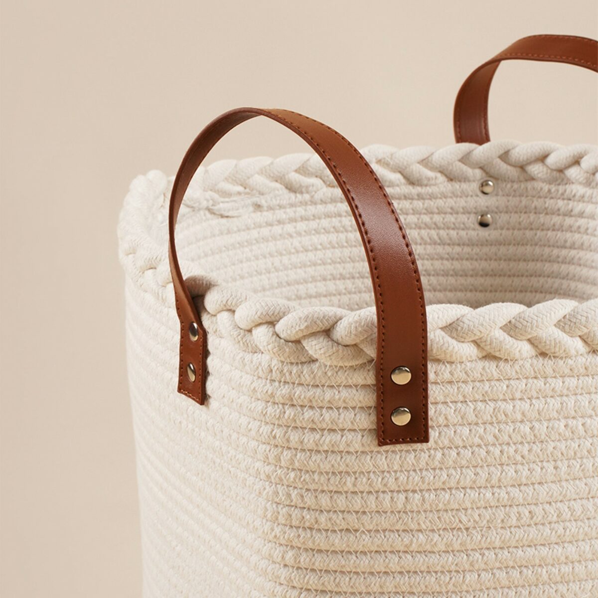 Круглая текстильная корзина для белья с ручками из хлопка, 35×40 см, белая плетёная Круглая белая плетёная корзина для белья из хлопка с коричневыми ручками, размер 35×40 см
