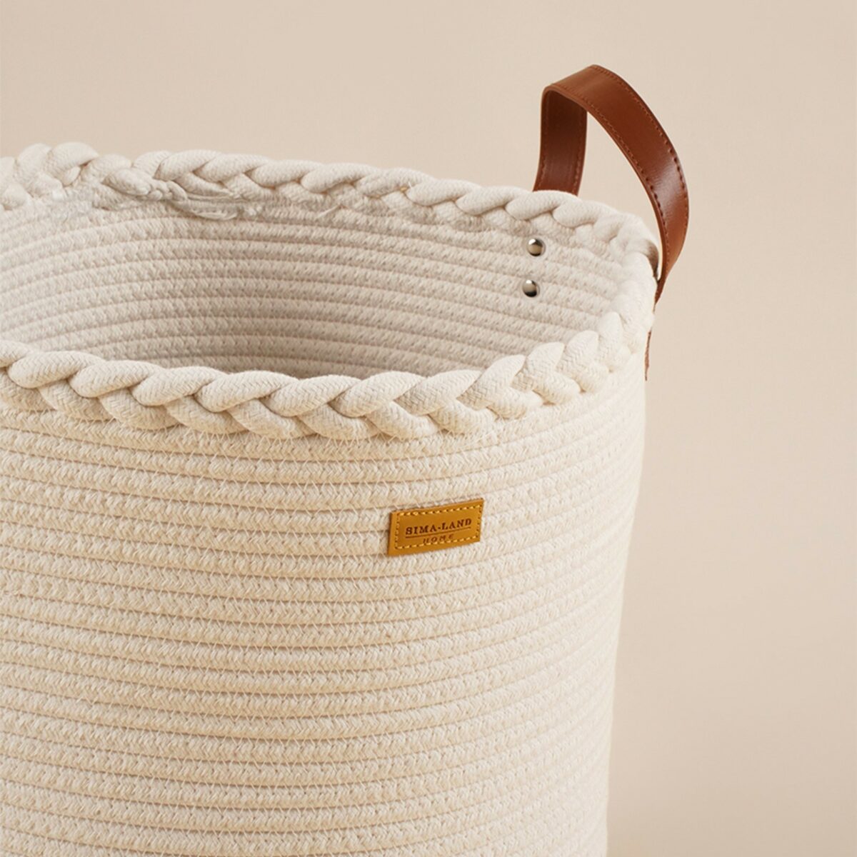 Круглая хлопковая корзина для белья 35×40 см со стильной декоративной оплёткой Круглая корзина для белья из хлопка 35×40 см светло-бежевого цвета с декоративной витой оплеткой и удобной ручкой