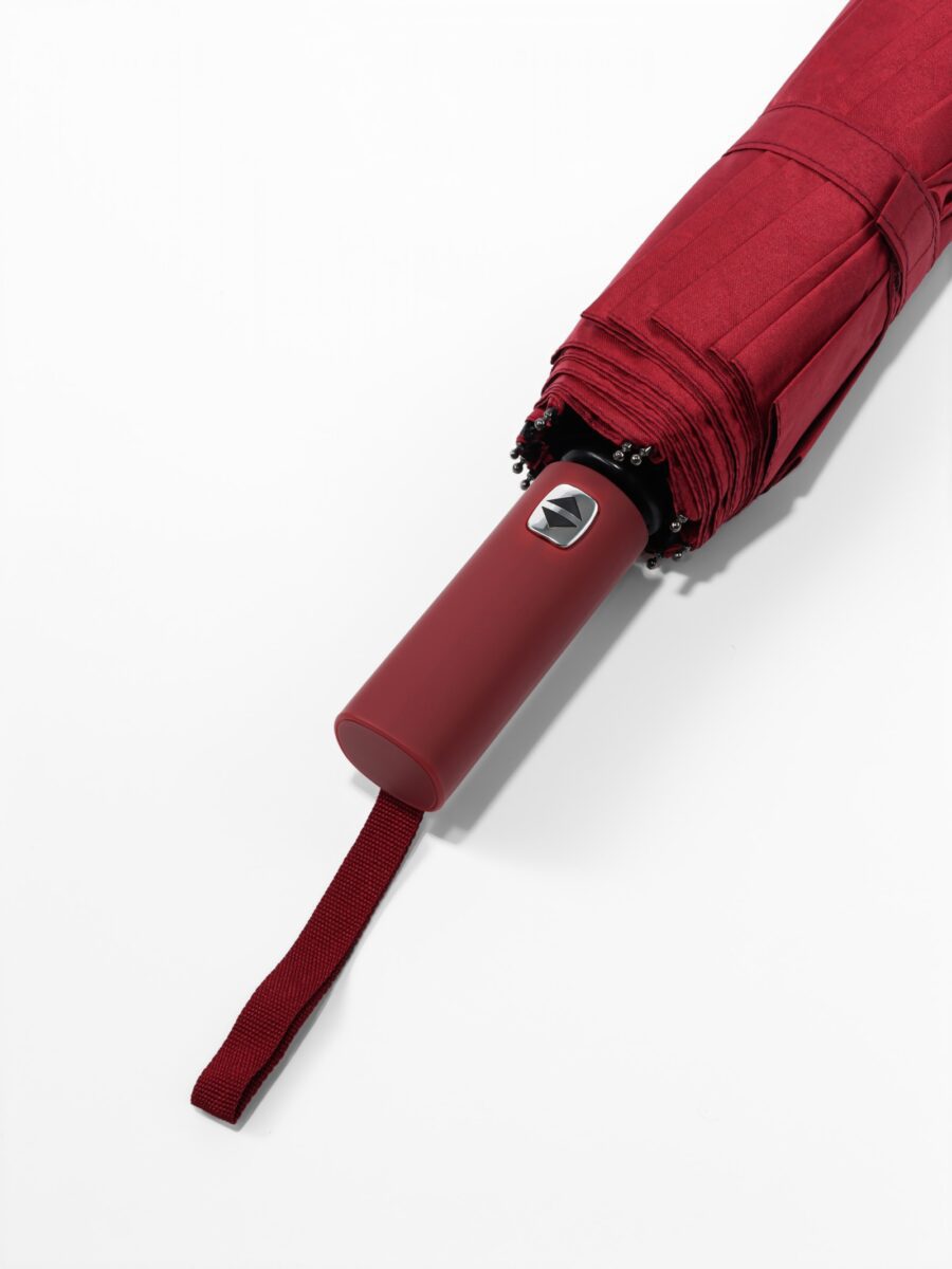 Красный женский складной зонт автомат с 12 спицами Сложенный красный женский зонт автомат с прямой ручкой и куполом из полиэстера