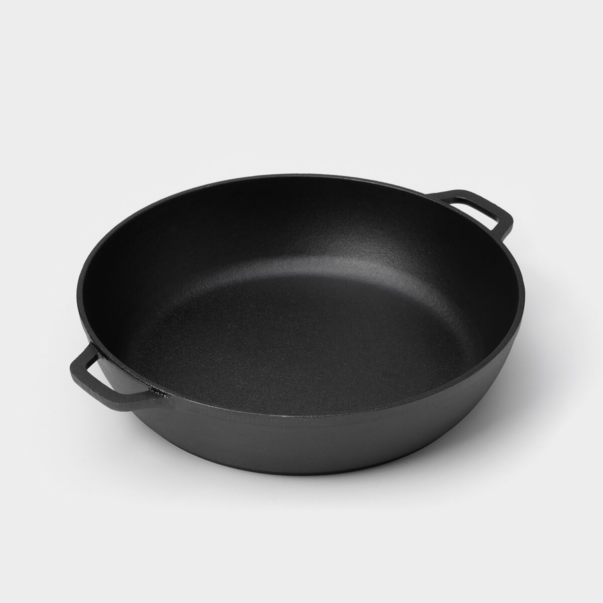 Чугунная жаровня 28 см для запекания с удобными ручками Чугунная жаровня диаметром 28 см, выполненная из прокаленного чугуна с матовой текстурой и симметричными ручками