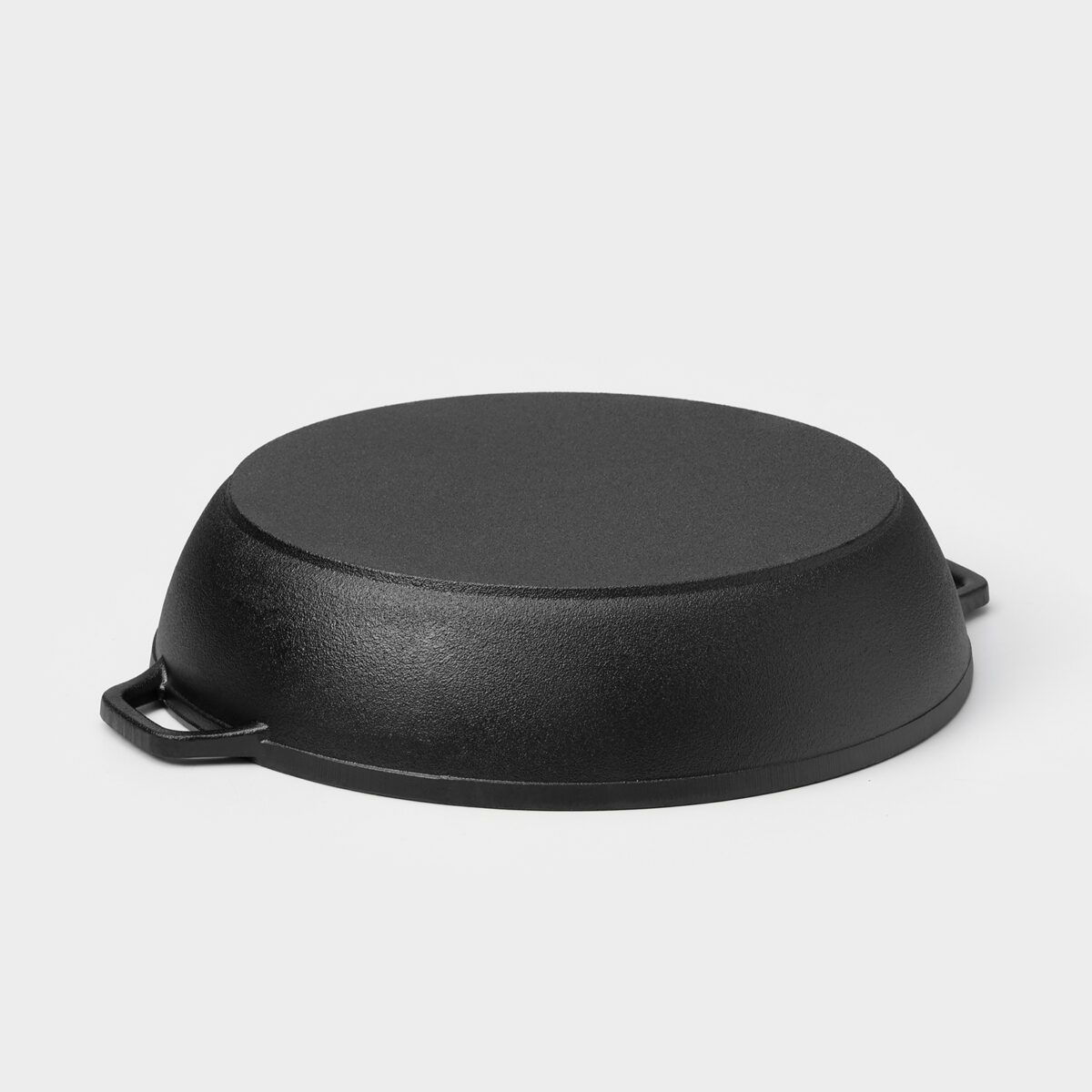 Чугунная жаровня 28 см для эффективного запекания Чугунная жаровня диаметром 28 см с плоским дном и интегрированными ручками