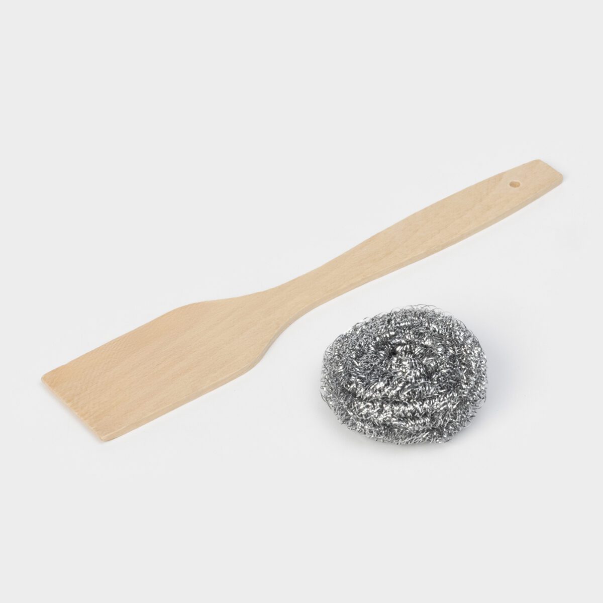 Деревянная лопатка и металлическая губка для чугунной жаровни d28 Комплект для чугунной жаровни — деревянная лопатка с отверстием и металлическая губка для очистки