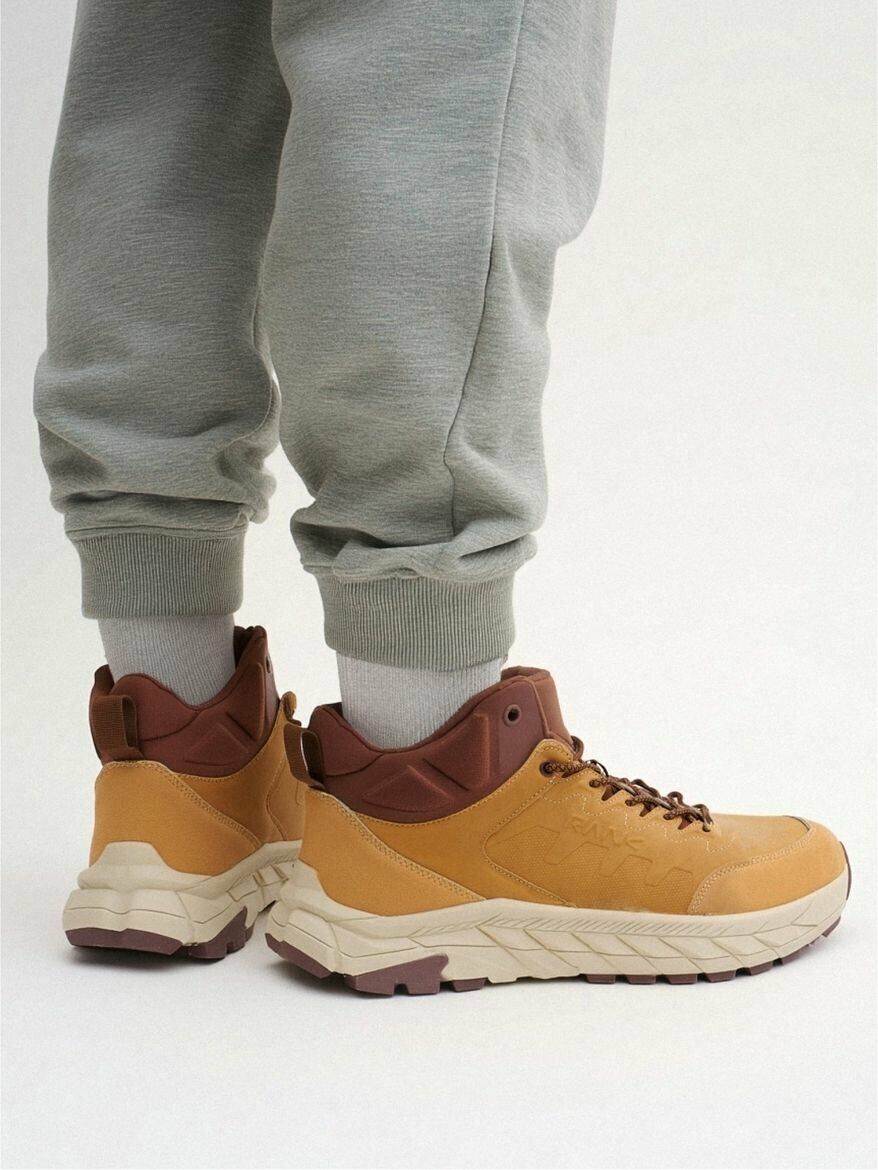 Бежевые ботинки для мужчин EMC с коричневыми вставками, спортивный дизайн и массивная подошва