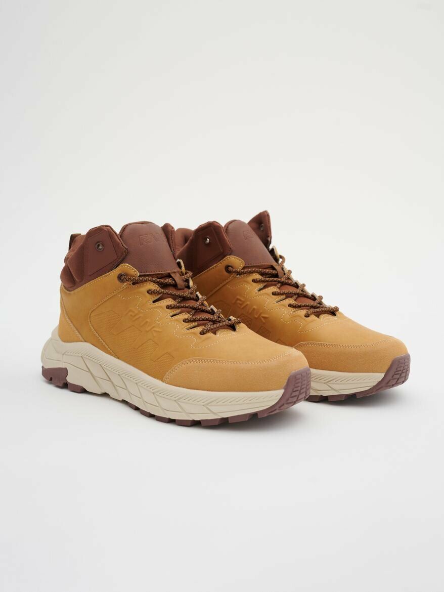 Мужские ботинки светло-коричневого цвета с контрастной подошвой и высоким силуэтом от бренда FINK