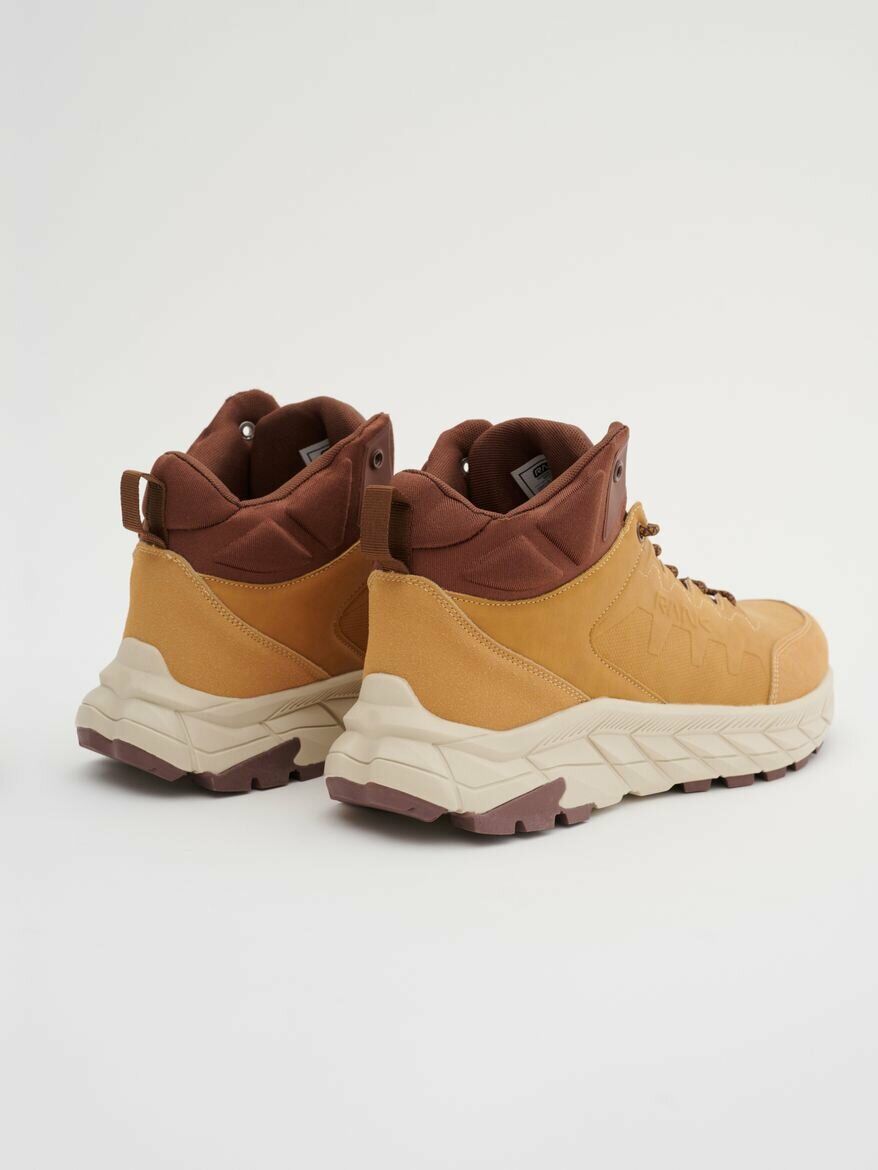 Высокие ботинки бежево-коричневого цвета с укрепленным задником, толстой подошвой и металлическими люверсами для шнуровки