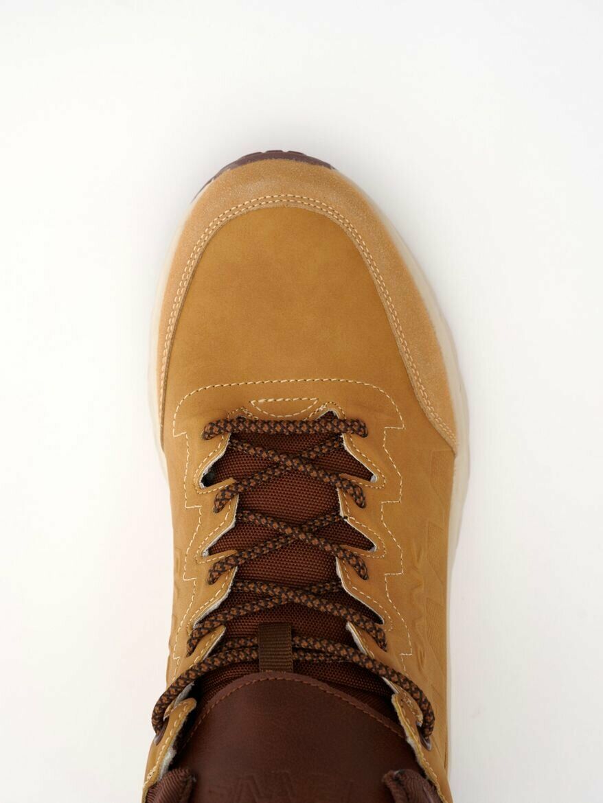 Коричневый ботинок из замши и текстиля с петлями для шнурков, усиленным носком и рельефным логотипом