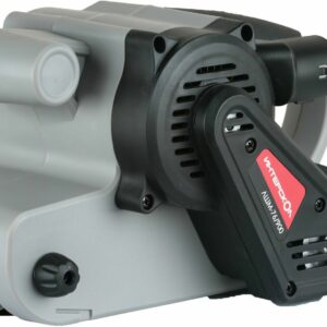 Ленточная шлифовальная машина Интерскол ЛШМ-76/900 с серым корпусом, черными и красными элементами, оснащенная вентиляционными отверстиями и электрическим кабелем