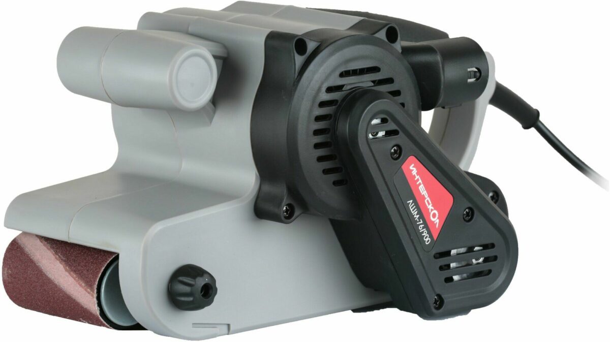 Ленточная шлифовальная машина Интерскол ЛШМ-76/900 с серым корпусом, черными и красными элементами, оснащенная вентиляционными отверстиями и электрическим кабелем