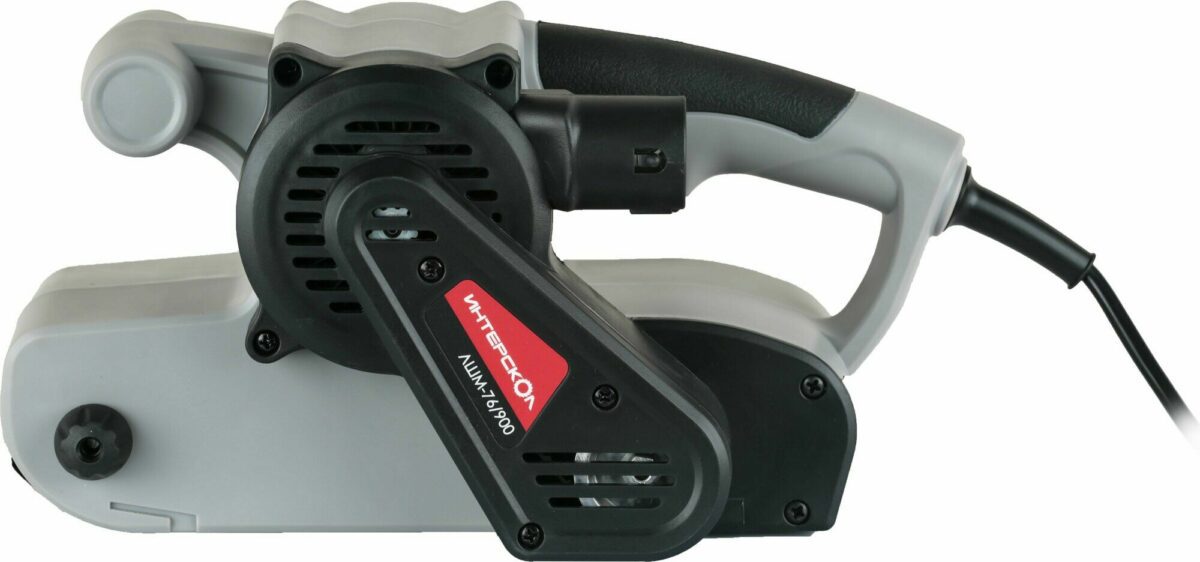 Ленточная шлифовальная машина Интерскол модели ЛШМ-76/900 с эргономичной рукояткой и вентиляционными отверстиями для охлаждения двигателя