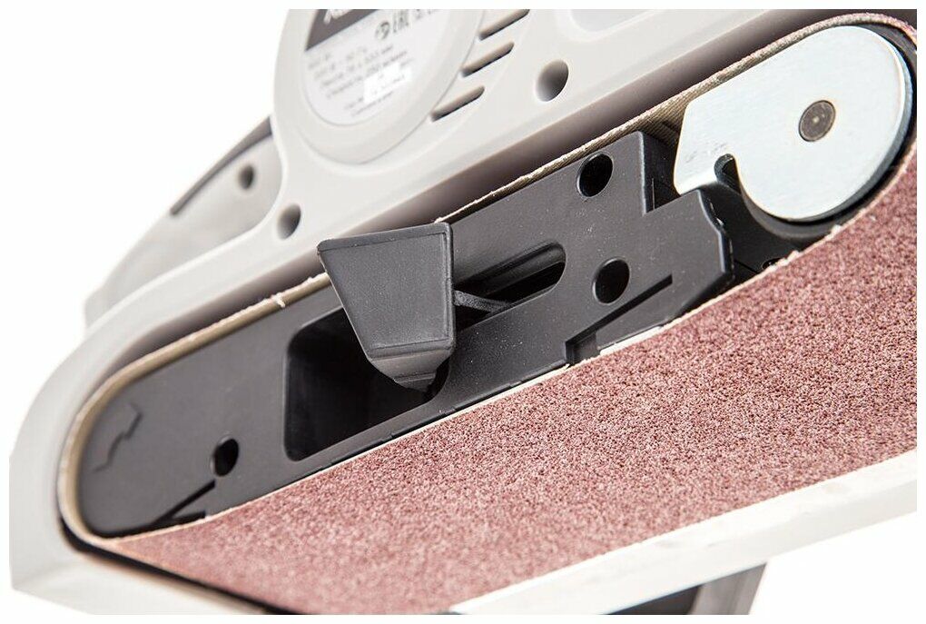 Механизм крепления шлифовальной ленты на ленточной шлифовальной машине с вентиляционными отверстиями и металлическим роликом