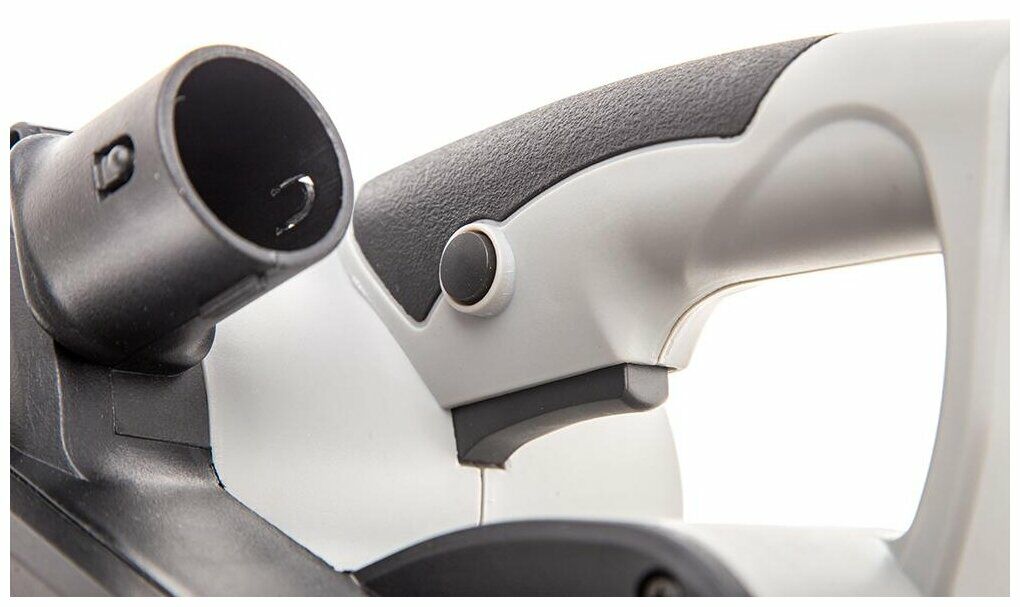 Эргономичная ручка ручного инструмента с текстурированной поверхностью, кнопкой управления и пластиковым креплением, выполненная в черно-серых оттенках