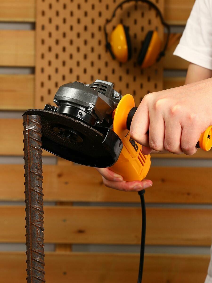 Угловая шлифовальная машина DEKO с защитным кожухом и диском для резки металла, работающая от сети