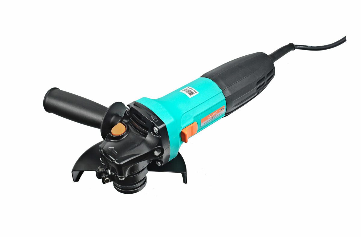 УШМ Sturm черно-бирюзового цвета с дополнительной ручкой, защитным кожухом, оранжевыми переключателями и QR-кодом на корпусе