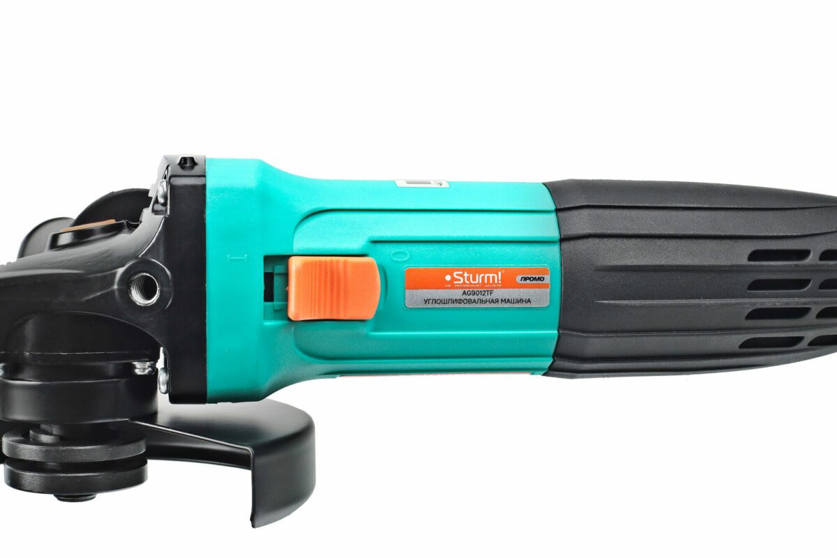 Углошлифовальная машина Sturm! AG9012TF с эргономичной рукояткой, вентиляционными отверстиями и фиксирующей кнопкой