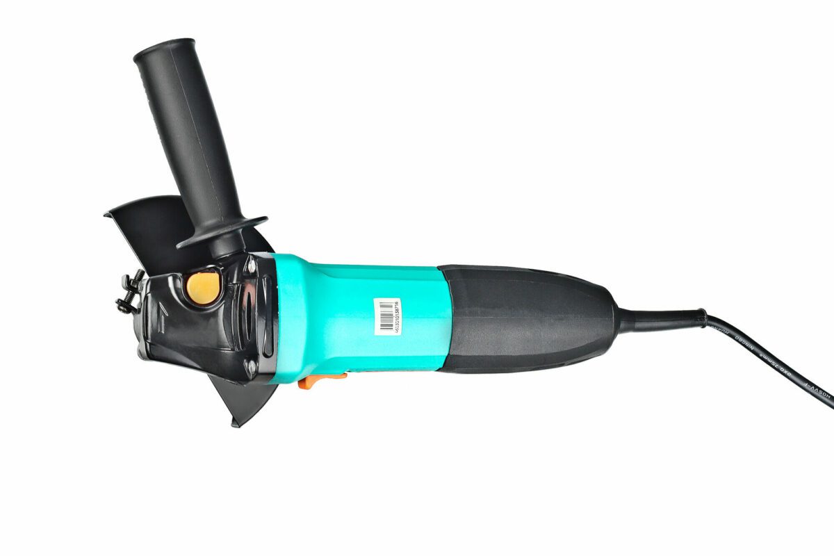 Углошлифовальная машина с эргономичным дизайном: красно-зеленый корпус, защитный кожух и боковая рукоятка для удобства работы