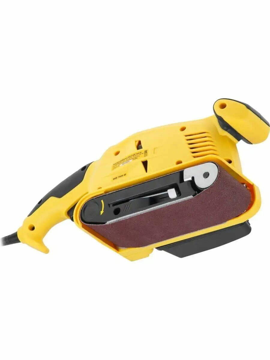 Жёлтый ленточный шлифовальный станок MBS 7500 AE с бордовой шлифовальной лентой и чёрной рукояткой, предназначенный для качественной обработки поверхностей