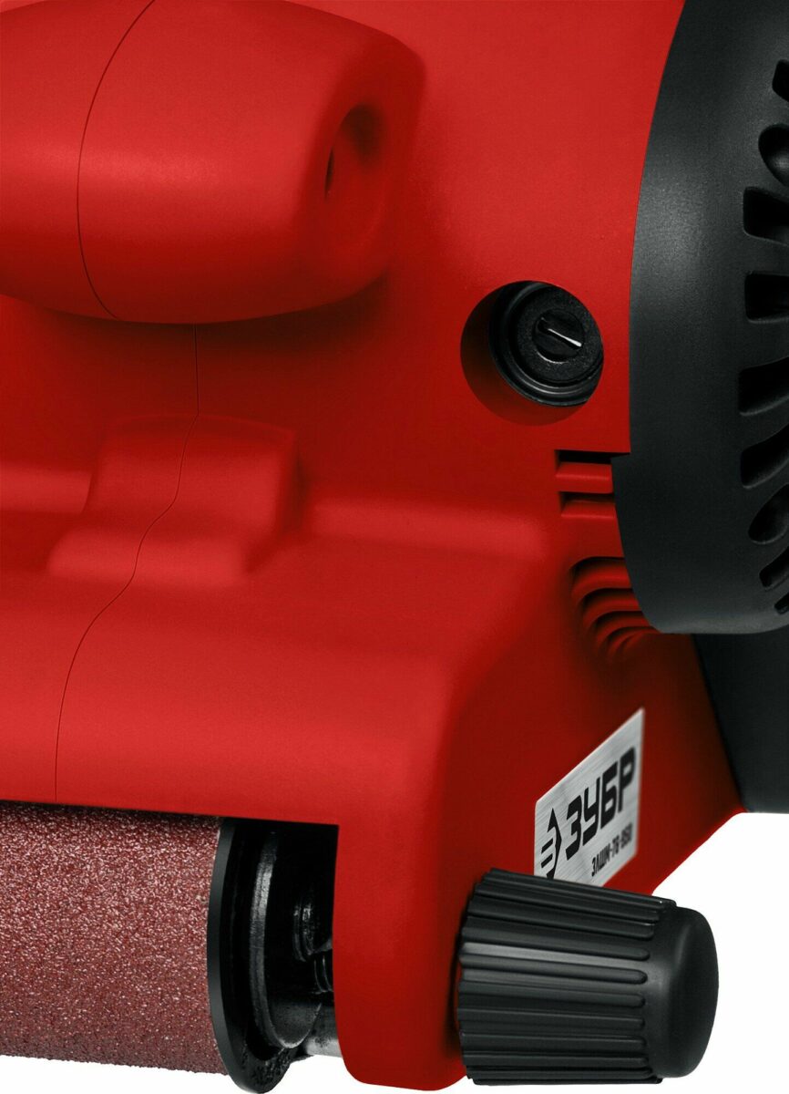 Ленточная шлифовальная машина Зубр ЗЛШМ-76-950, красный корпус, черное регулировочное колесо и шлифовальная лента