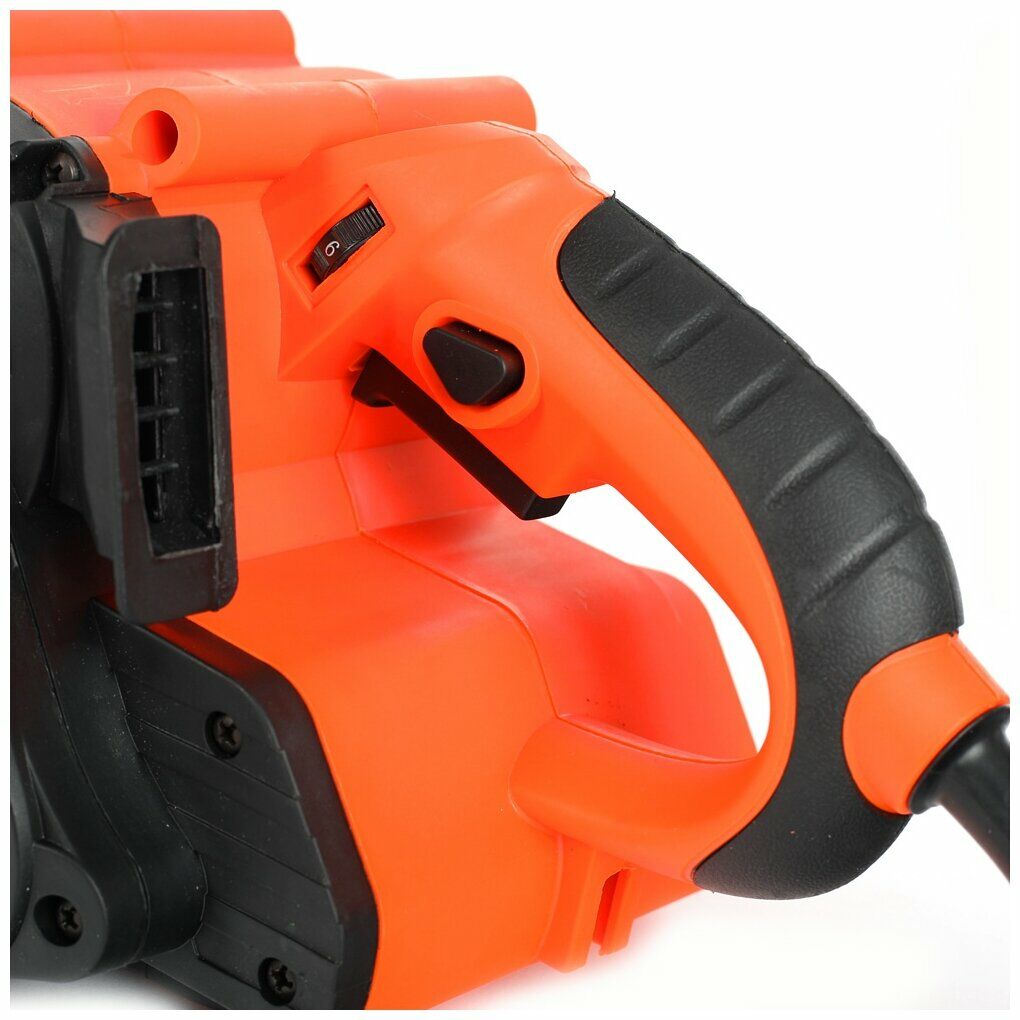Электрический инструмент с прорезиненной ручкой, проволочным переключателем и вентиляционным отверстием на оранжево-черном корпусе