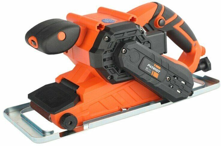 Ленточный шлифовальный станок Patriot BS 810 с оранжево-черным корпусом и удобной рукояткой для эффективной обработки поверхностей