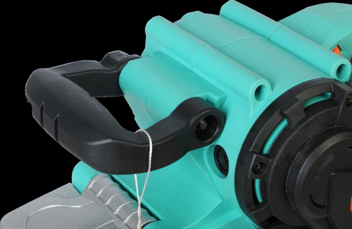 Электрический инструмент с бирюзовым корпусом, эргономичной черной ручкой, круговым механизмом с крепежными винтами и отверстиями