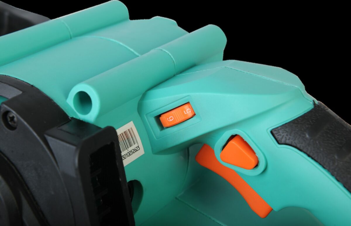 Зеленый корпус электроприбора с черным креплением, оранжевыми переключателем и кнопкой, а также штрихкодом 5010052623