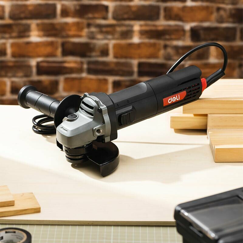 Углошлифовальная машина Deli черно-красного цвета с металлической защитной крышкой и боковой рукояткой