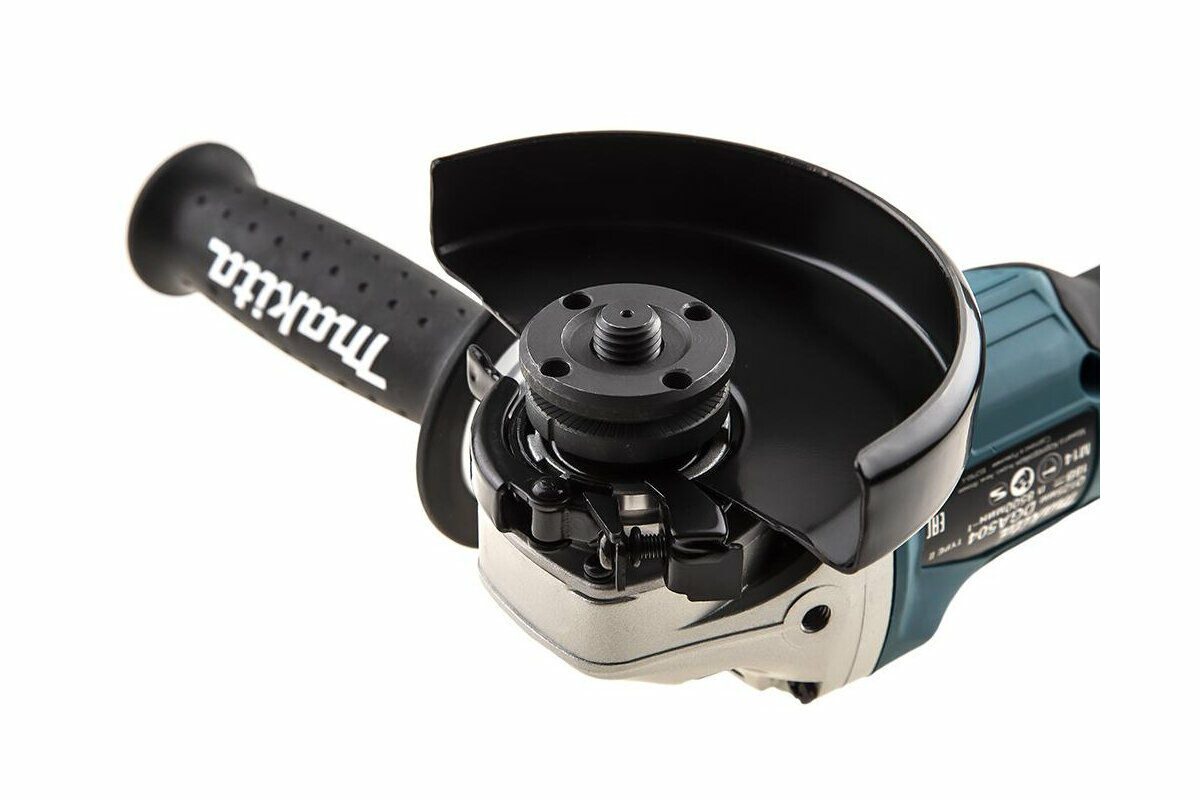 Электрическая угловая шлифовальная машина бренда Makita с серо-голубым корпусом, защитным кожухом и удобной рукояткой