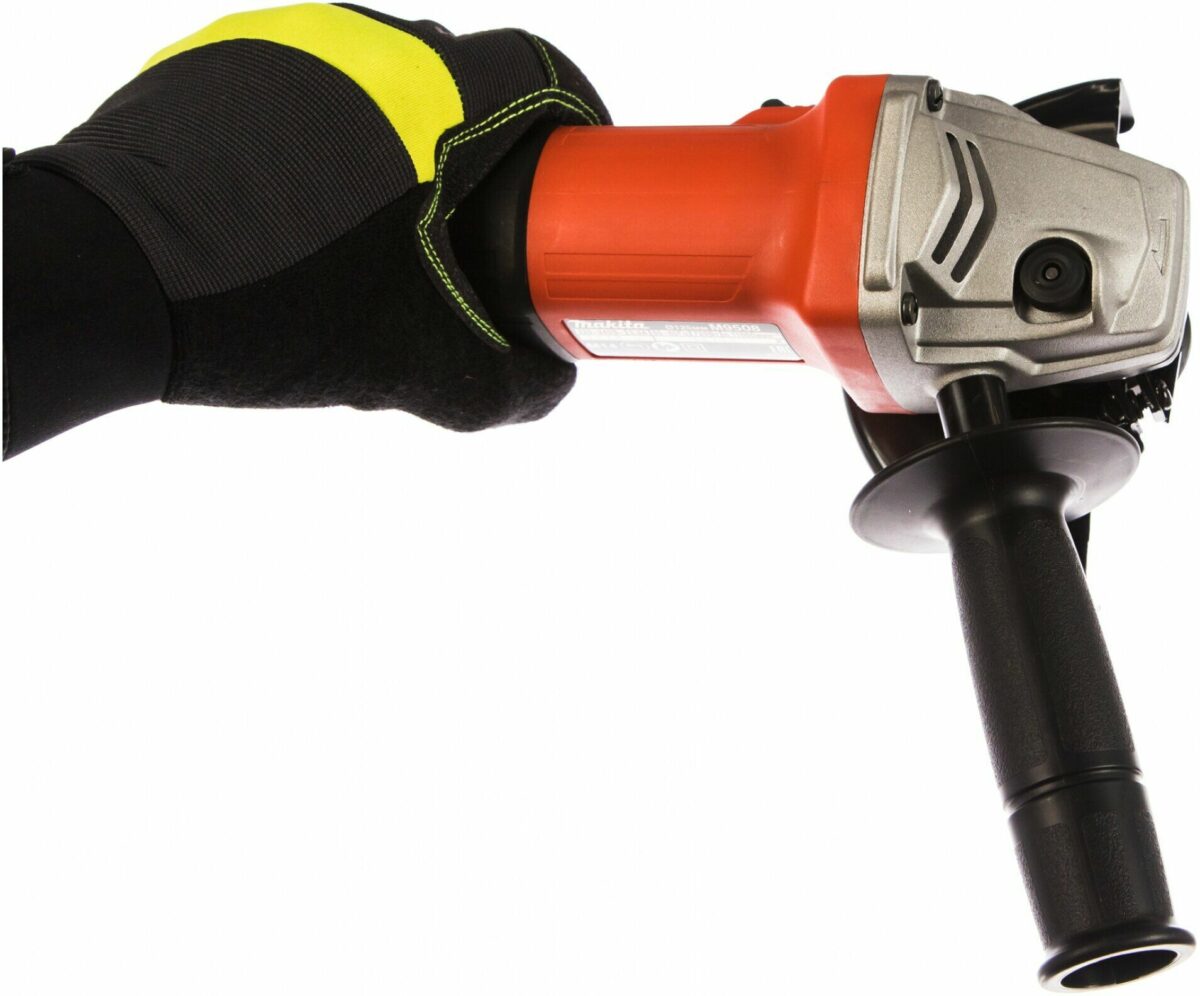 Электродрель или угловая шлифовальная машина Makita в защитной руке человека, красного цвета, с металлической передней частью