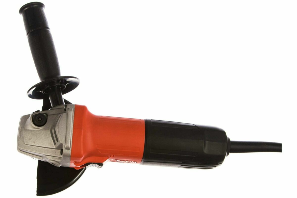 Угловая шлифовальная машина Makita с эргономичной черной рукояткой и металлической передней частью, идеально подходит для точной работы