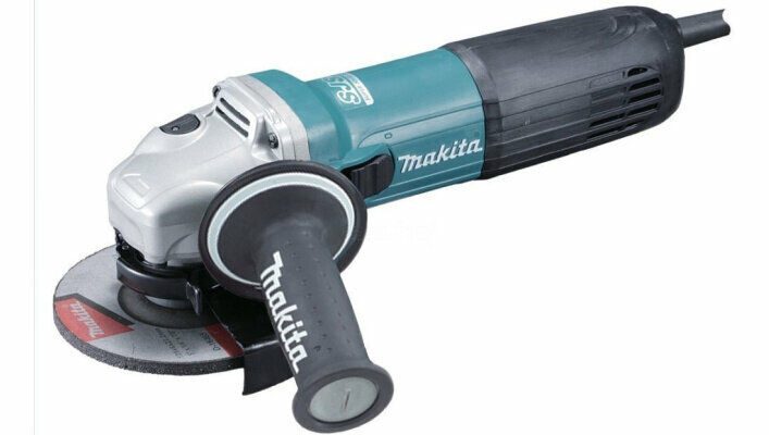 Угловая шлифовальная машина Makita с металлическим корпусом и зелёно-чёрной пластиковой частью, оснащённая дополнительной ручкой и шлифовальным диском