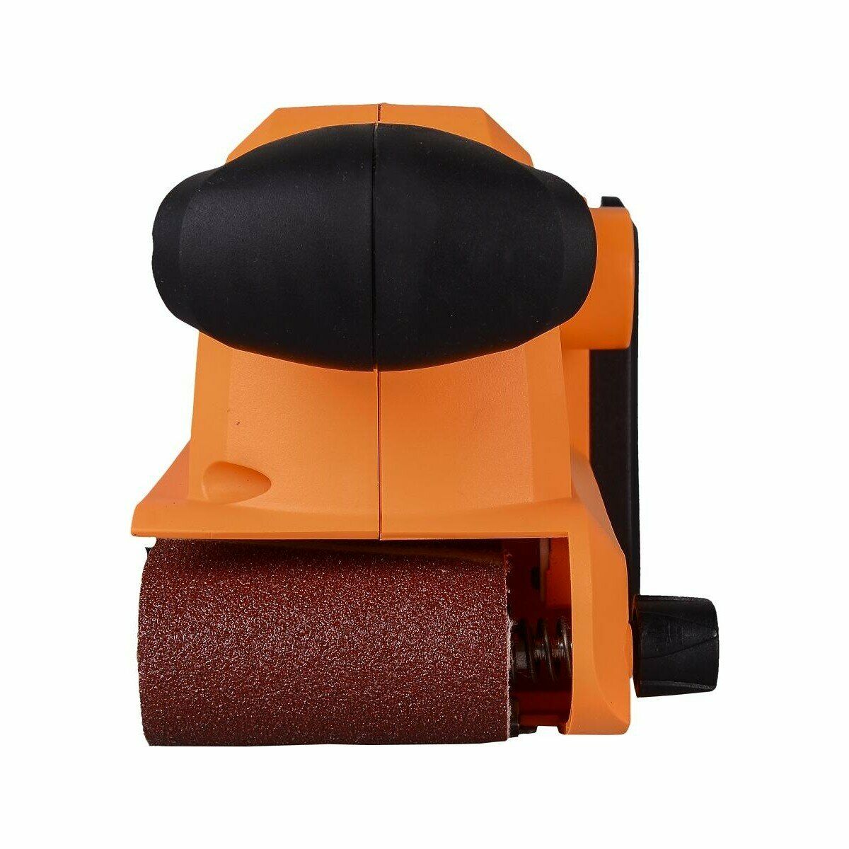 Ленточный шлифовальный станок с оранжевым корпусом, черной рукояткой и коричневой абразивной лентой