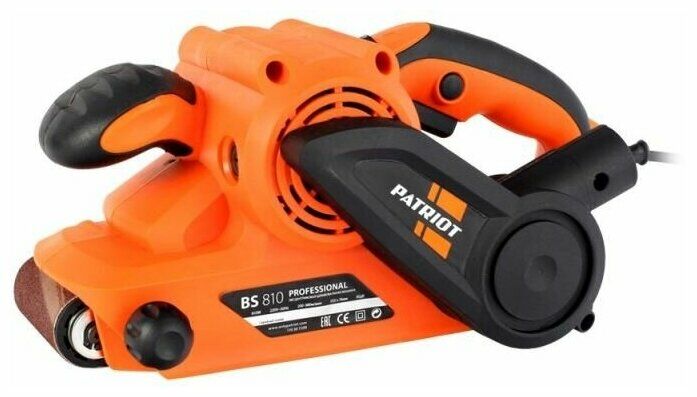 Оранжево-черная ленточная шлифовальная машина PATRIOT BS 810 Professional с прорезиненными ручками и вентиляционным отверстием