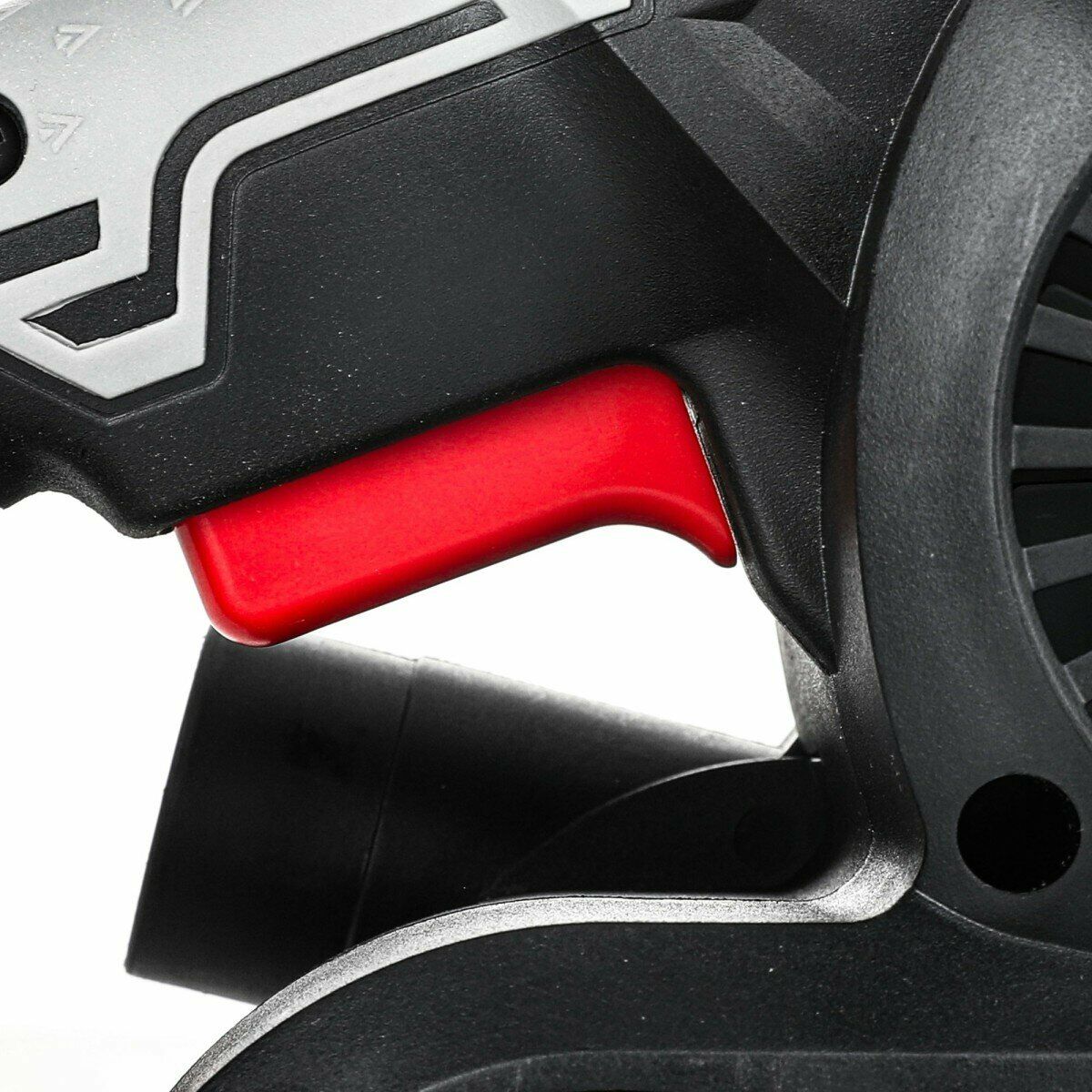 Эргономичная красная кнопка управления на черно-серебристом корпусе устройства с системой охлаждения