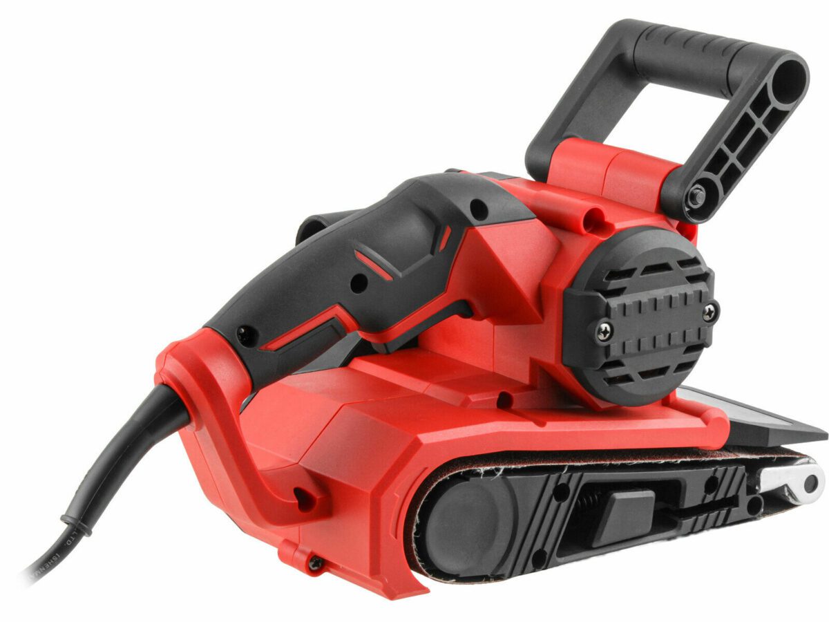 Ленточная шлифовальная машина красного и черного цвета с D-образной передней рукояткой и вентиляционными отверстиями
