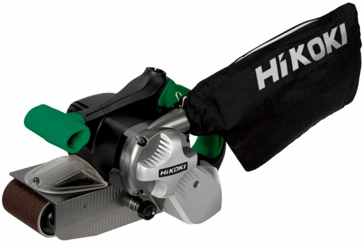 Ленточная шлифовальная машина HiKOKI с черным корпусом, зелеными ручками и пылесборным мешком, соединенным через металлическую трубку