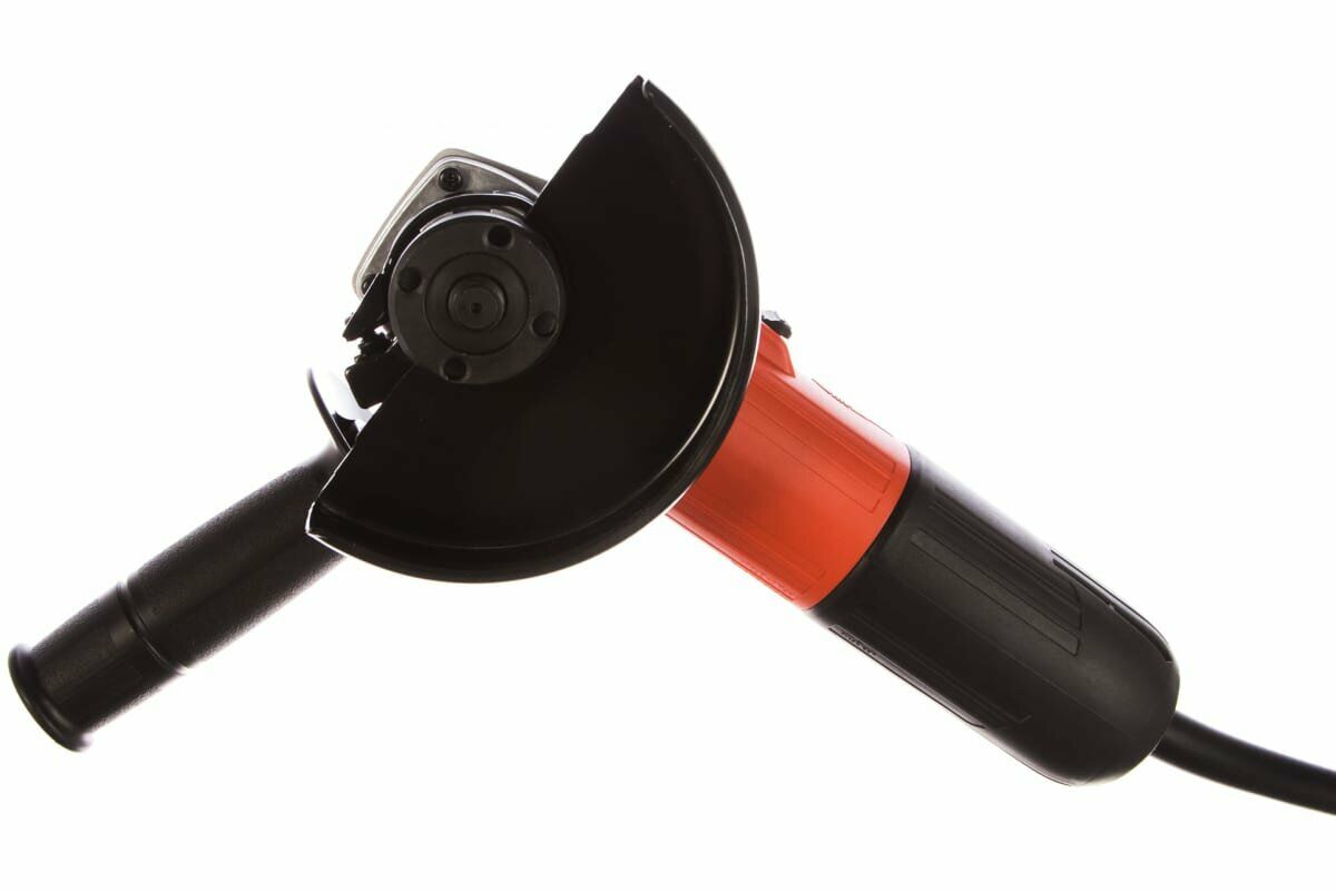 Красно-черная угловая шлифовальная машина с защитным кожухом и удобной рукояткой