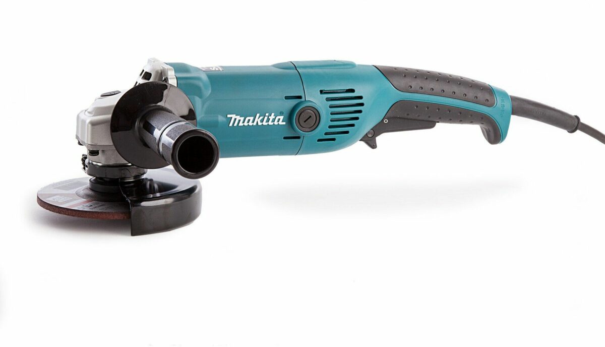 Угловая шлифовальная машина Makita синих оттенков, оснащенная прорезиненной рукояткой, боковой ручкой и защитным кожухом для абразивного диска